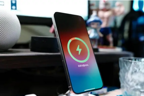 理塘苹果15换屏服务分享用什么充电器给iPhone15充电更好 